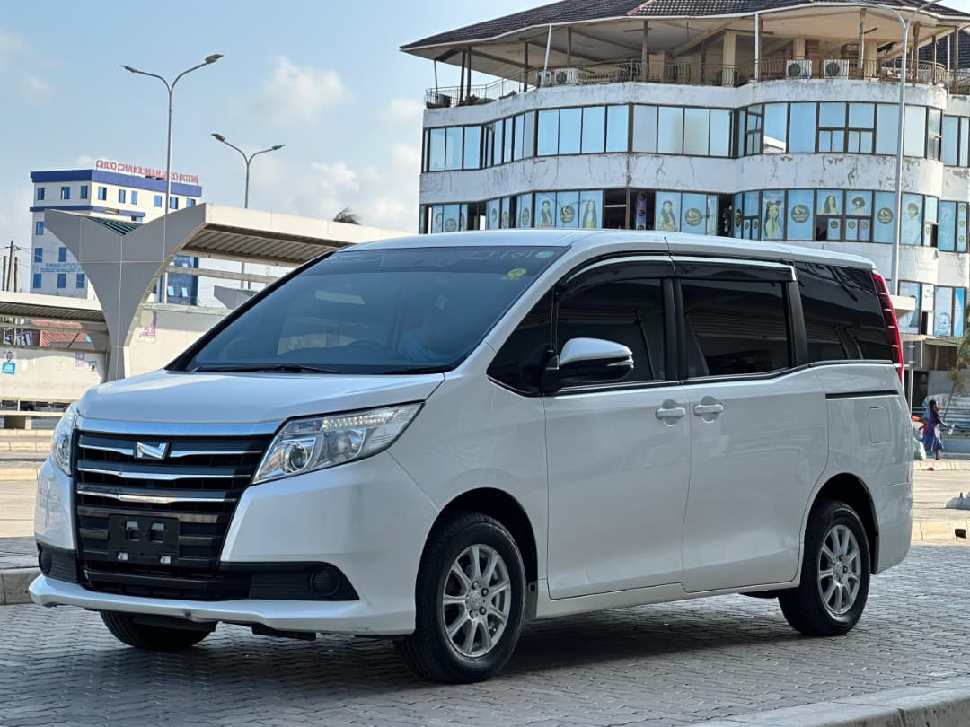 Toyota noah thumbnail 3